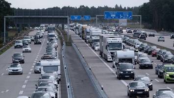 Rückreiseverkehr rollt an: Wo rund um Hamburg lange Staus drohen