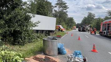 schleswig-holstein-straße gesperrt: schwerer unfall mit lastwagen
