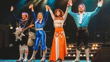 „die abba-story“ auf hamburgs kiez: küsse von agnetha fürs publikum