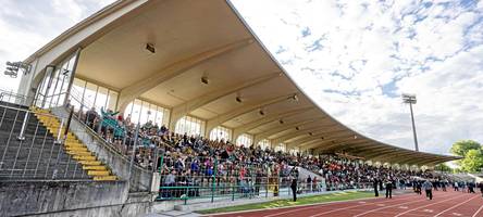 Bengalo verfehlte in Augsburgs Rosenaustadion nur knapp zwei Polizisten und ein Kind
