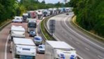 stau durch grenzkontrollen: wegen grenzkontrolle: a12 bekommt eine neue spuraufteilung