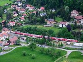 eltern finden weg gefährlich: gericht findet s-bahnfahrt zur schule für siebenjährigen zumutbar