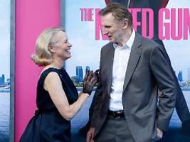 nackt unter dem trenchcoat?: pamela anderson heizt diskussion um beziehung mit liam neeson an