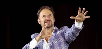 philipp hochmair über theater im regen: »ohne allzu viel zu spoilern: am ende steht das licht«