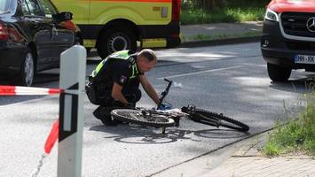 an der a1: mercedes erfasst fahrradfahrer am neuländer elbdeich
