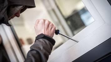 Kriminelle machen Beute bei Einbruch in Einfamilienhaus