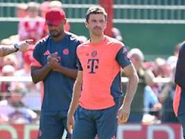 Mit Schnurrbart nach Vancouver?: Thomas Müller taucht mit Trennungshaarschnitt beim FC Bayern auf