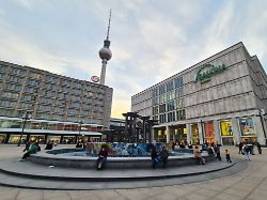 Mitten auf dem Alex in Berlin: Betrunkener Polizeischüler soll Nigerianer verprügelt haben