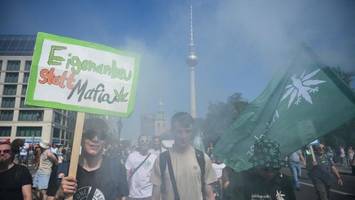 „hasch statt hass“: hanfparade zieht durch berlins innenstadt