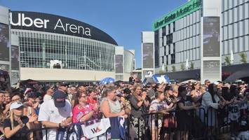 eisbären berlin starten in neue saison: mit sonne, bier und gesang