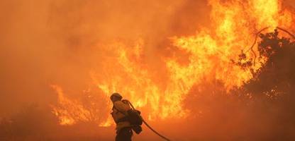 USA: Feuerwehr kämpft gegen Waldbrand nahe Los Angeles