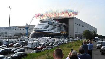 feuerwerk für „disney destiny“: neues kreuzfahrtschiff ausgedockt
