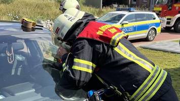 versehentlich eingeschlossen: feuerwehr befreit kleinkind aus auto