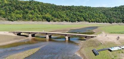dürre in hessen: versunkenes dorf im edersee durch niedrigen pegel sichtbar