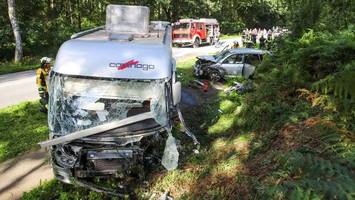 Auto stößt frontal mit Wohnmobil zusammen: Zwölf Verletzte