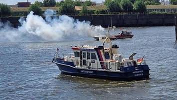 motorboot auf norderelbe in flammen – familie muss gerettet werden