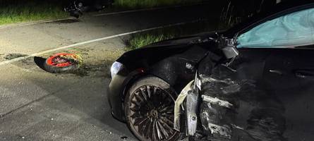 Motorradfahrer beim Überholen von Auto erfasst: 22-Jähriger wird schwer verletzt