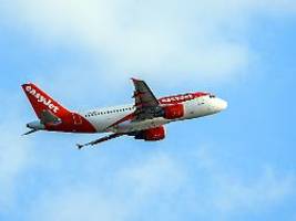 Atemberaubend unprofessionell: Nackt und betrunken an Hotelbar? Easyjet stellt Piloten frei
