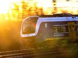 Bahnfahren im Sommer: Hitze im Zug: Wie Fahrgäste reagieren sollten