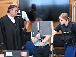 Versuchter Mord aus Frust?: 24-Jährige soll Kollegen Gift in Wasser und Tee gemischt haben