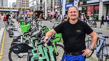 Jelbi-Ranger: Dieser Mann sorgt an E-Scooter-Stationen für Ordnung