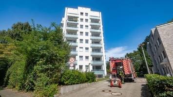 brand auf balkon: feuerwehr rückt für „menschenleben in gefahr“ an