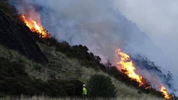 flammen über edinburgh: schlafender vulkan brennt plötzlich