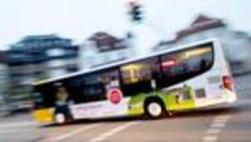 oldenburg: mann stürzt vor linienbus und stirbt