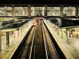 attacke an berliner bahnhof: zwölfköpfige rechte gruppe greift zwei linke an