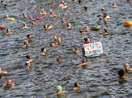 Protest gegen alten Badeverbot: Hunderte demonstrieren an der Spree - manche darin