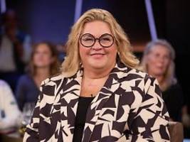 zeichen für selbstliebe: ilka bessin planscht nackt im pool
