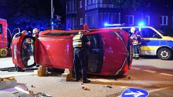 Bei Rot über die Ampel: Verursacher flüchtet nach schwerem Unfall