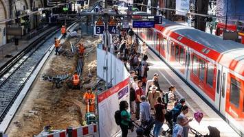 Hauptbahnhof: Reisende drängen sich auf halbierten Bahnsteig