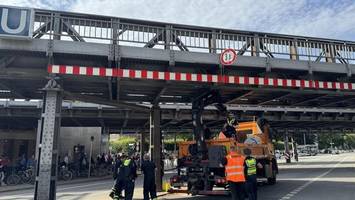 Sperrung auf U3-Linie in Hamburg: Lkw bleibt unter Brücke hängen