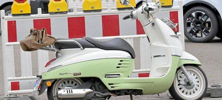 Zwei Roller in Brand gesteckt: Waren es zwei Jugendliche?