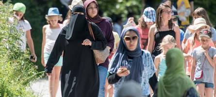 Überfüllte Busse und aggressive Stimmung: Massentourismus sorgt für Chaos am Eibsee