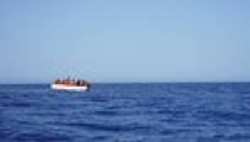 flucht über das mittelmeer: boot mit fast 100 migranten vor lampedusa gekentert