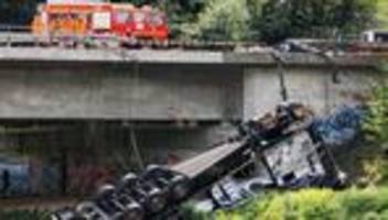 verkehr: nach lastwagenunfall: straße auf brücke noch teils gesperrt