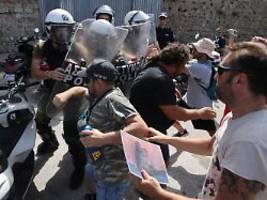 Polizeieinsätze in Griechenland: Hunderte protestieren gegen Anlegen eines israelischen Schiffs