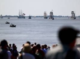 Verletzte beim Sail-Festival: Schiff gerät in Bremerhaven in Brand