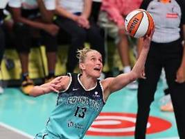 Werbung geht nach hinten los: Deutscher Basketball-Star versteht Sexspielzeug-Würfe nicht