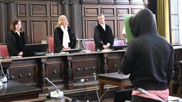 mutter erstochen: sohn wirkt bei prozessauftakt fehl am platz