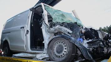 Nach Lkw-Absturz: Hamburger stirbt bei Unfall im Stauende