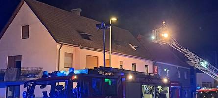 Brandstiftung in Wohnhaus: Polizei verhaftet zwei Männer