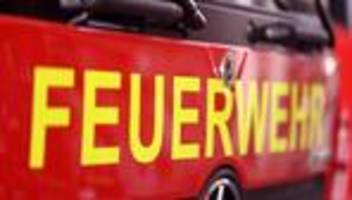 feuerwehreinsatz: strohballen in flammen - ermittlungen wegen brandstiftung