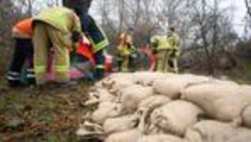 unwetter: knapp 60 menschen für kampf gegen hochwasser ausgezeichnet