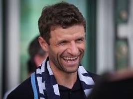 Ich bin glücklich hier zu sein: Jubelnde Fans begrüßen Thomas Müller in Vancouver