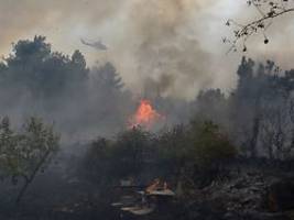 tausende menschen evakuiert: spanien bittet um hilfe wegen massiver waldbrände