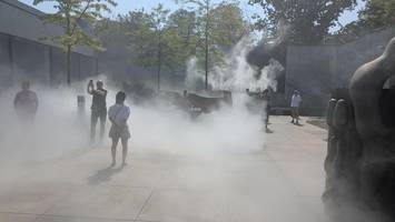 skulpturen im nebel: die erfrischendste ausstellung des sommers