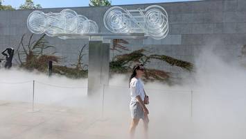 skulpturen im nebel: die erfrischendste ausstellung des sommers